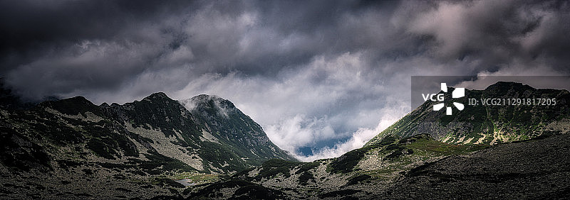 山地景观与风暴云，布拉索夫，罗马尼亚图片素材