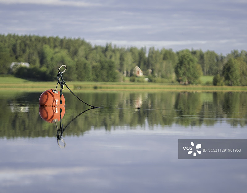 一个湖上的浮标的近景图片素材