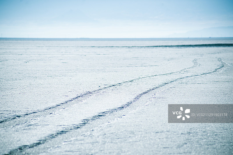 美国犹他州文多弗盐滩的轮胎痕迹图片素材