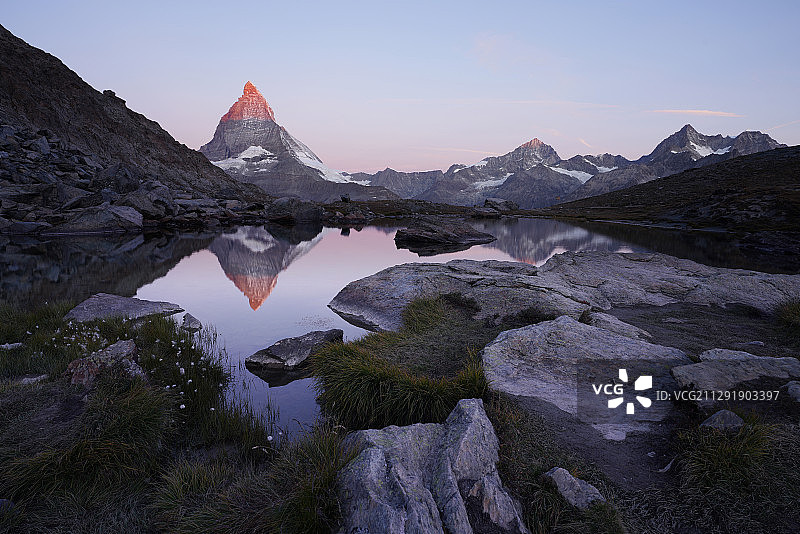 瑞士策马特山区湖泊景观图片素材