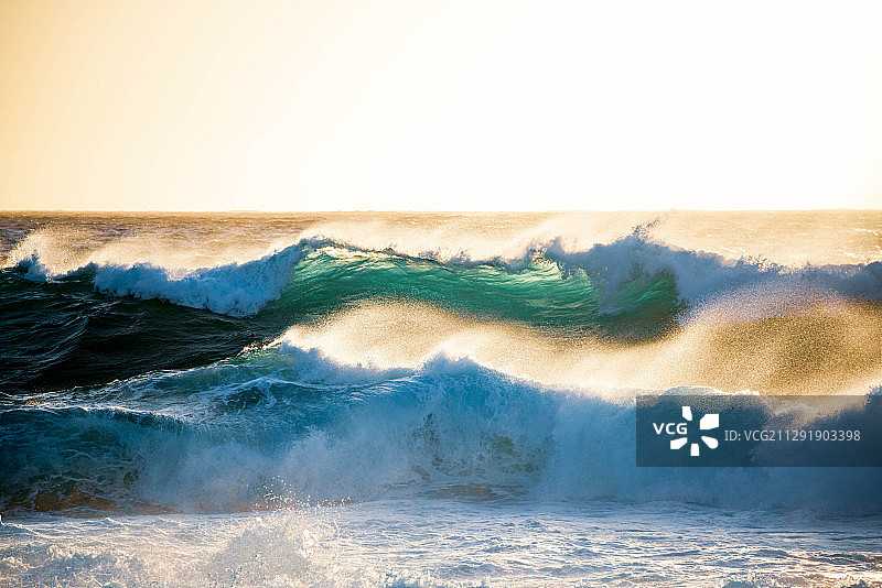 法国科西嘉的卡尔维，大浪拍打着海岸图片素材