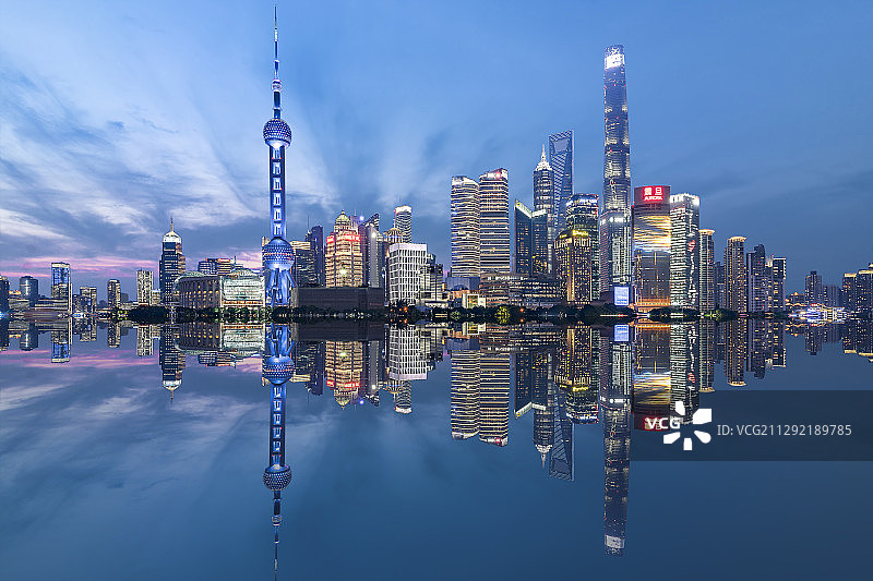 上海陆家嘴夜景及倒影图片素材