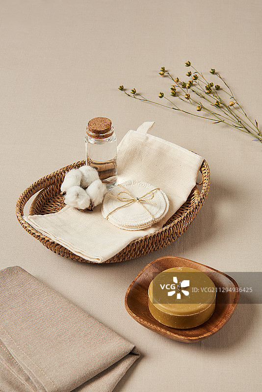棉花在棉布和肥皂的棉花旁边图片素材