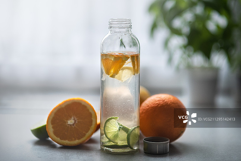 特写环保玻璃水瓶与柑橘类水果，Inwad，波兰图片素材