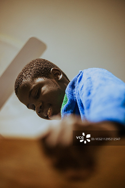 年轻的黑人男孩的肖像，特马，加纳图片素材