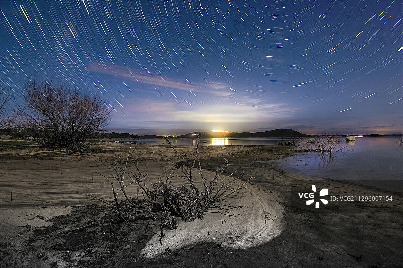 星星在湖岸的轨迹，时间曝光图像图片素材