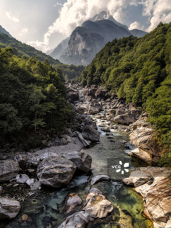 在瑞士拉维提佐，风景优美的小溪流过岩石的天空图片素材