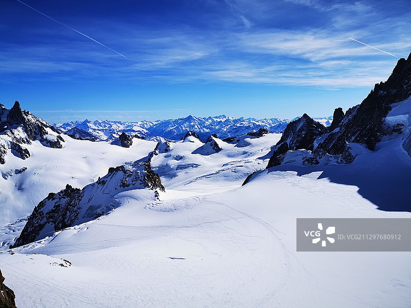 法国夏慕尼-勃朗峰，白雪覆盖的山脉映衬着蓝天图片素材