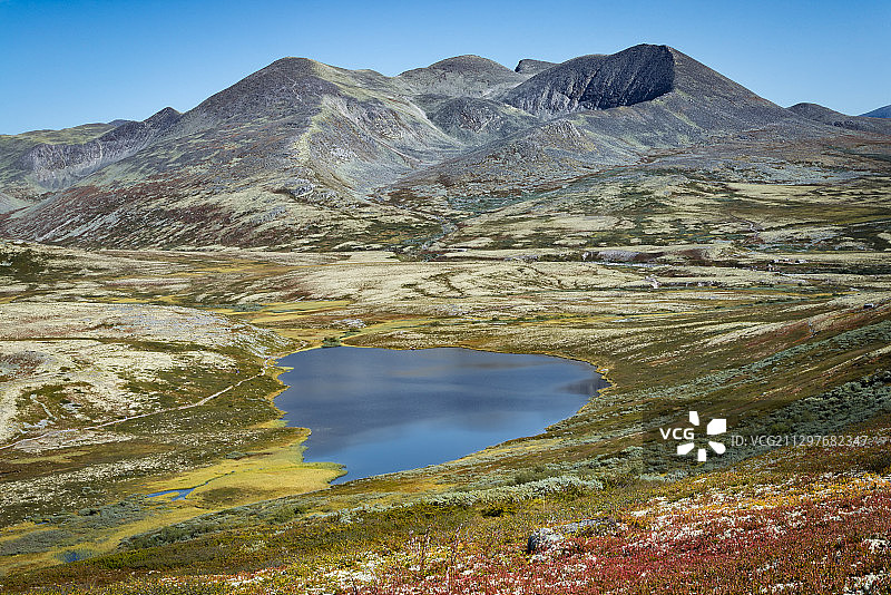 湖和山脉的风景与清澈的蓝天，奥塔，挪威图片素材