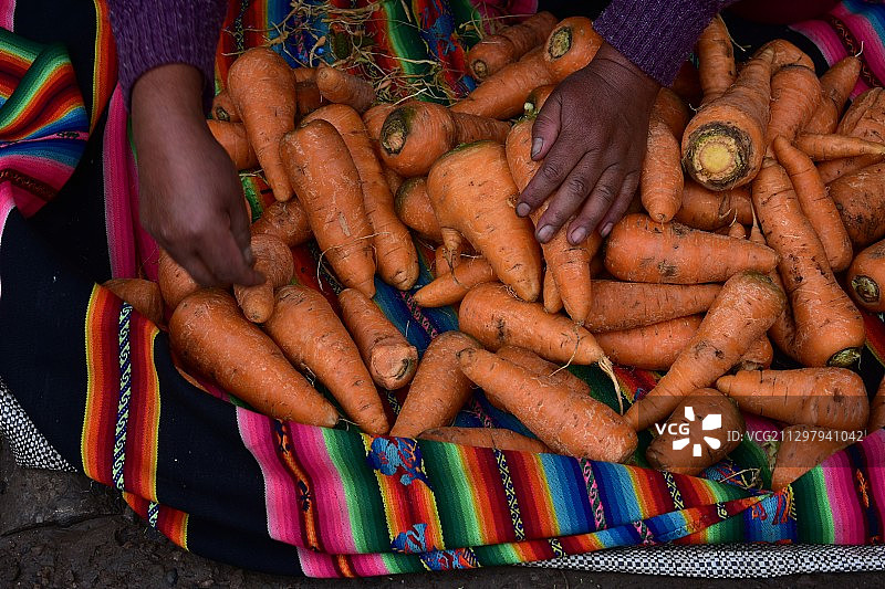 高角度的胡萝卜出售在市场摊位，波多黎各印加，秘鲁图片素材
