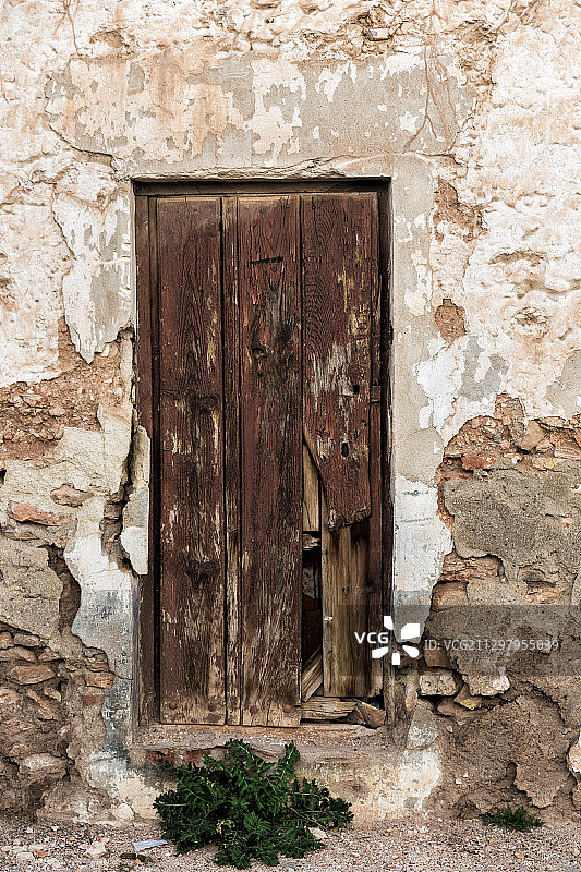 西班牙，阿尔马格罗，一座废弃老房子的风雨窗图片素材