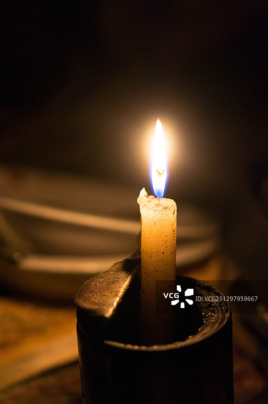 俄罗斯Shuvakish暗室里点燃的蜡烛特写图片素材