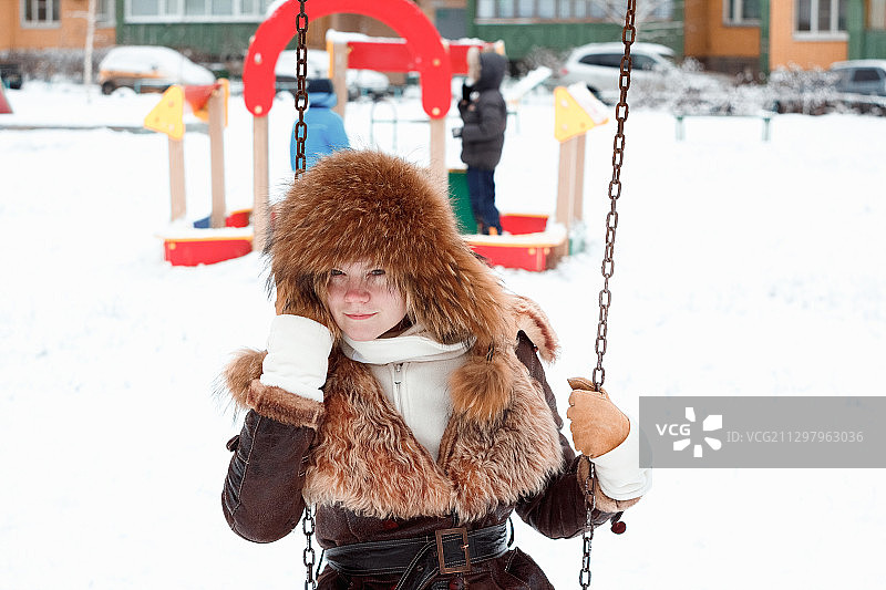一个女人站在雪地上的肖像，莫斯科，俄罗斯图片素材