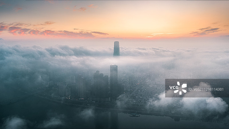 雾锁星城——2020年9月7日，长沙城区出现平流雾。图片素材