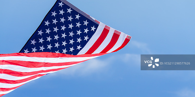低角度看美国国旗对蓝天图片素材