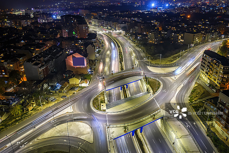 高角度的城市街道在夜晚，瓦尔纳，保加利亚图片素材