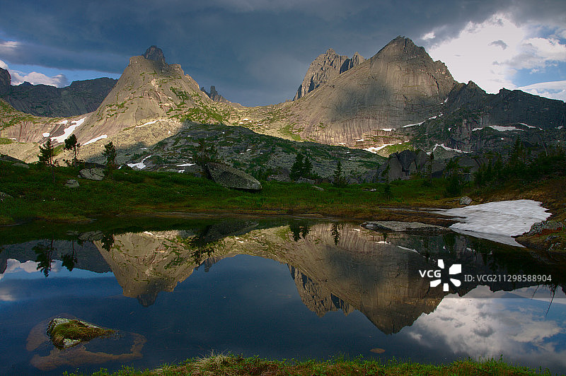 风景如画的湖和山对天空，坦日贝，俄罗斯图片素材