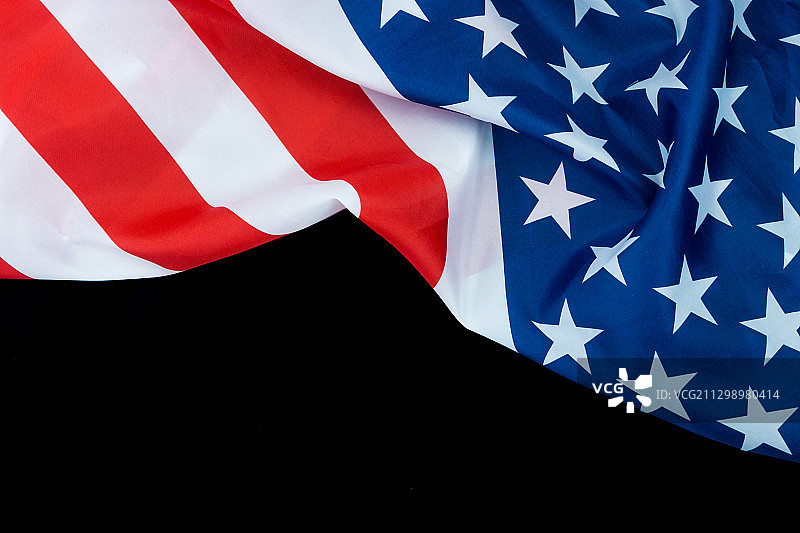 美国国旗在黑色背景下的特写图片素材