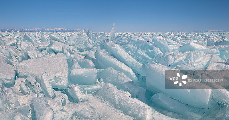 俄罗斯乌斯特-巴尔古津冰冻景观的全景，晴朗的天空图片素材