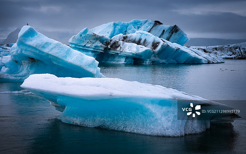 在冬季的海上冰山对天空的风景图片素材
