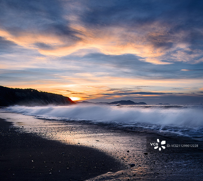 日落时的海滩风景，贝兰戈，西班牙图片素材