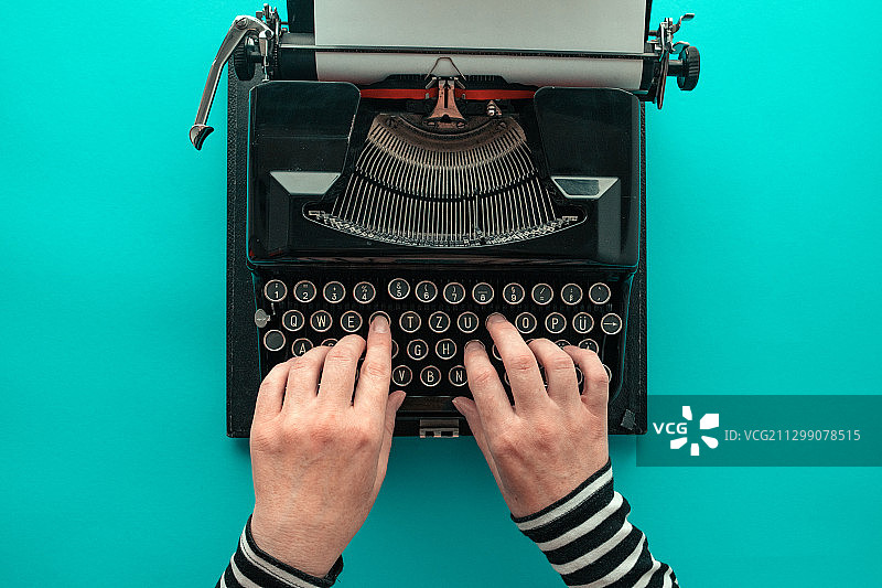 女人打字老式打字机，顶视图，诺维萨德，塞尔维亚图片素材