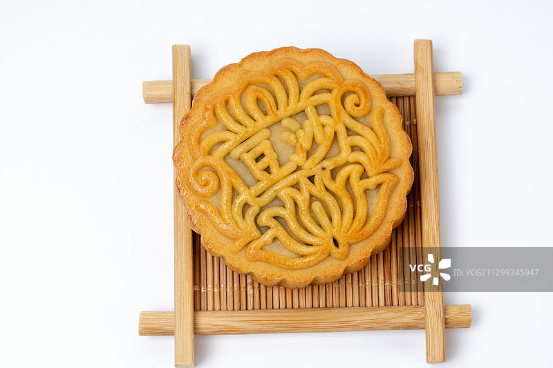 中秋节豆沙月饼特写，白色背景图片素材