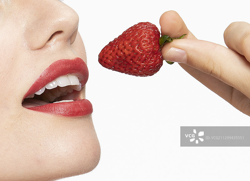 性感的嘴唇轻轻的咬着草莓图片素材