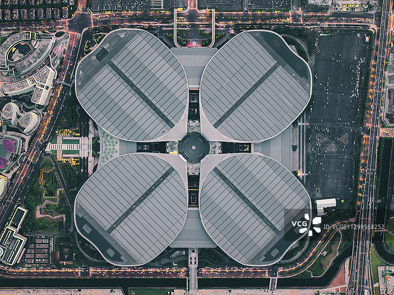 像风冷电风扇一样的上海国家会展中心四叶草图片素材