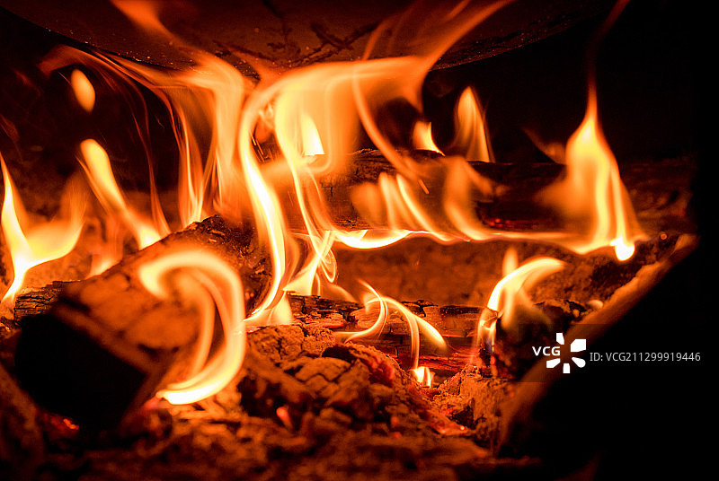 春节厨房柴火灶台中的火焰图片素材
