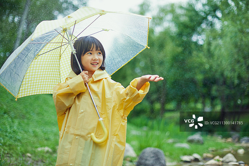 孩子，女孩，雨季，下雨，天气，大雨，雨伞，雨衣图片素材
