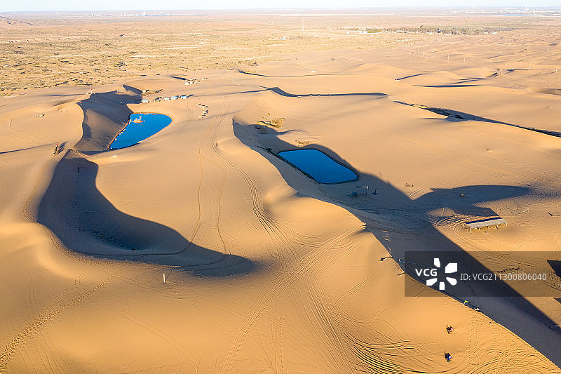 空中俯瞰沙漠里的风景图片素材