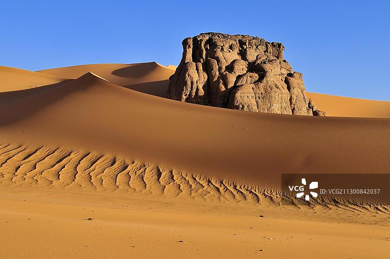 阿加Moul N'Aga沙丘中的岩层，塔德拉特，塔西利N 'Ajjer国家公园，联合国教科文组织世界遗产地，阿尔及利亚，撒哈拉，北非，非洲图片素材