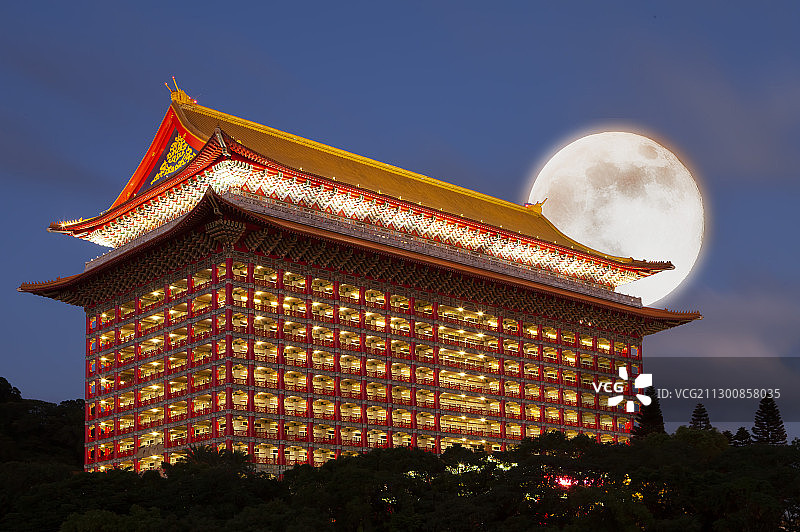 中秋节的夜晚一轮明月照亮了台北圆山大饭店图片素材