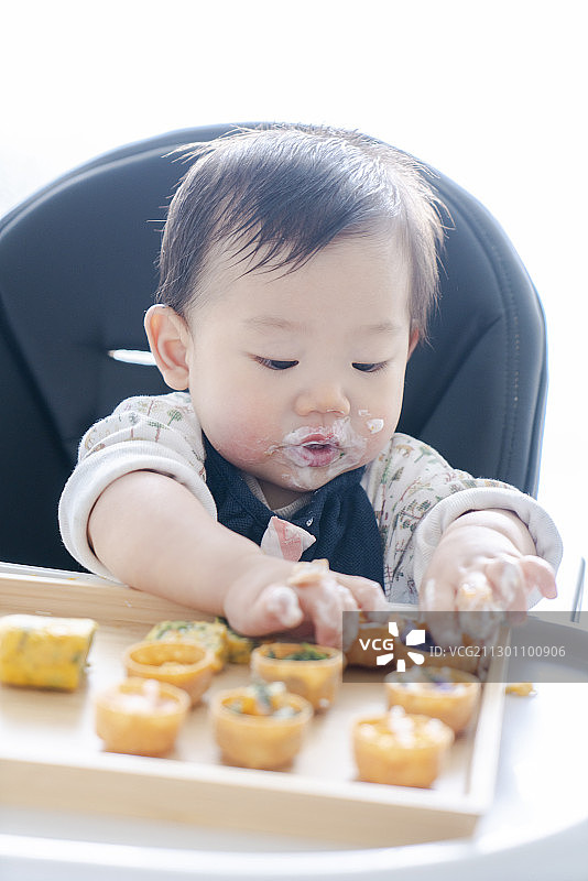 婴儿喜欢厚蛋烧与花式甜品辅食图片素材