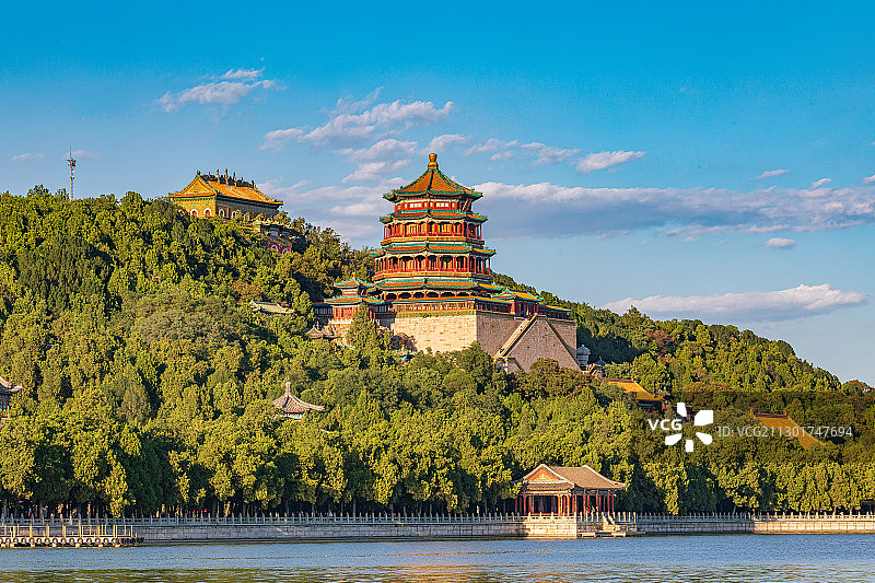 白昼北京首都昆明湖颐和园著名景点万寿山佛香阁公园观光船图片素材
