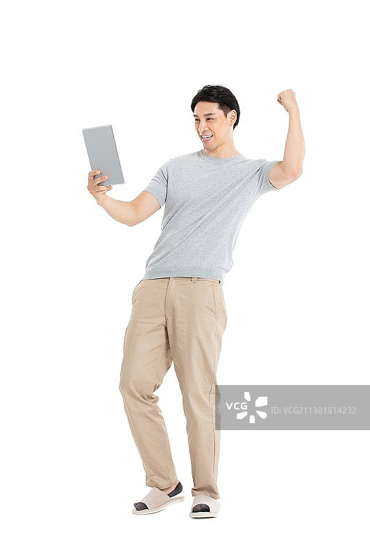 身穿家居服使用平板电脑的居家男士图片素材