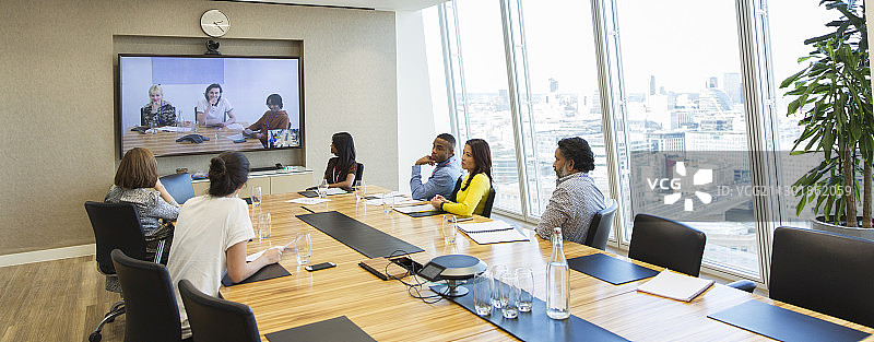 商务人士在会议室召开视频会议图片素材