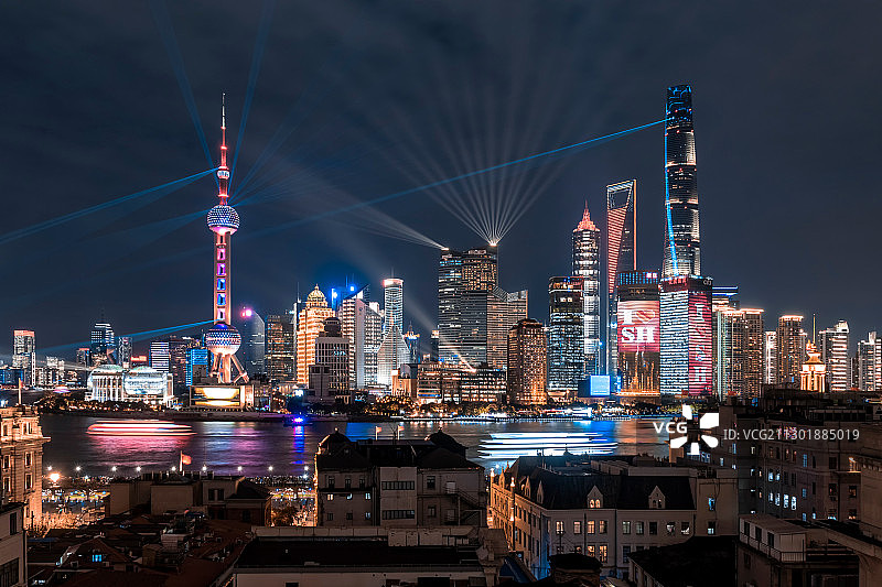 2020年10月国庆节上海市黄浦江两岸外滩陆家嘴天际线灯光秀图片素材