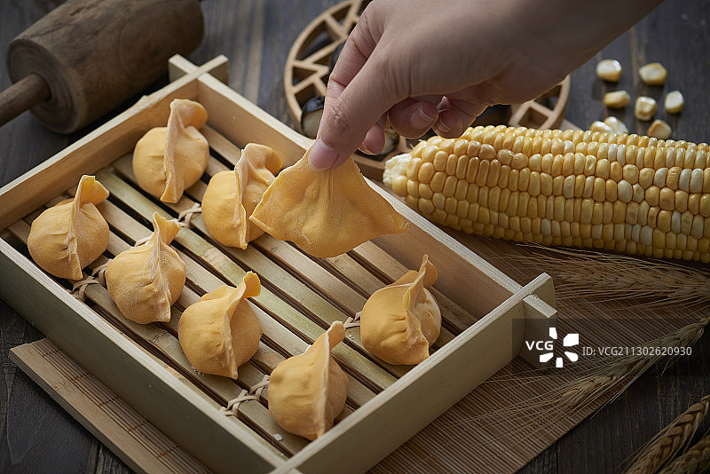 手工玉米面饺子图片素材