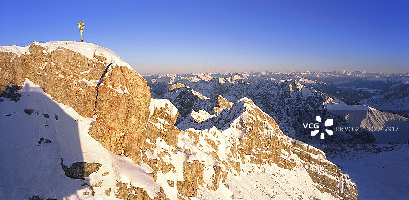俯瞰白雪覆盖的阿尔卑斯山，上巴伐利亚，德国图片素材