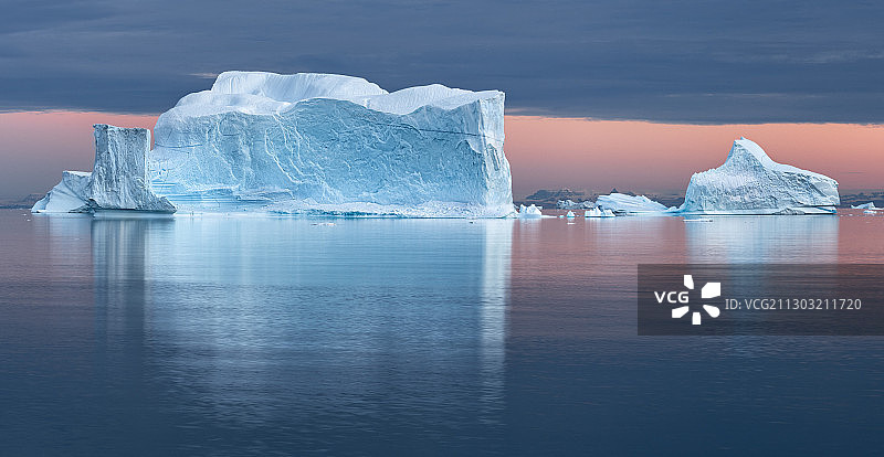 日落时海面上的冰山图片素材