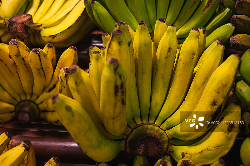 在市场摊位出售的香蕉特写图片素材