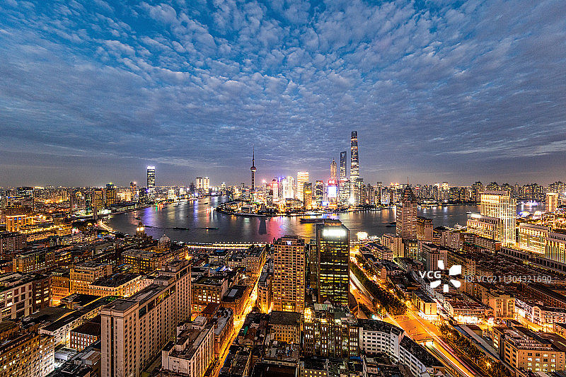 中国魔都上海城市风光外滩陆家嘴黄浦江天际线地标火烧云图片素材