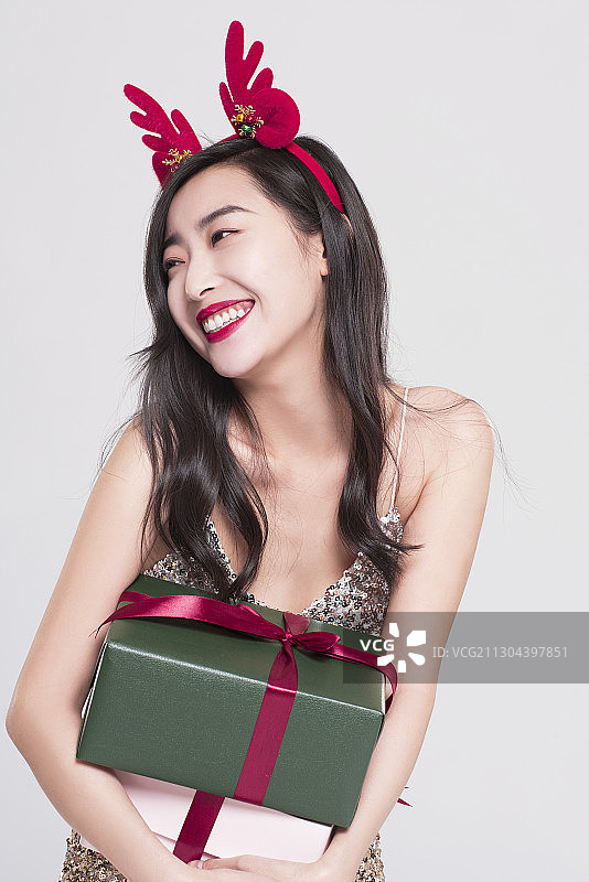 年轻美女抱着圣诞礼物图片素材
