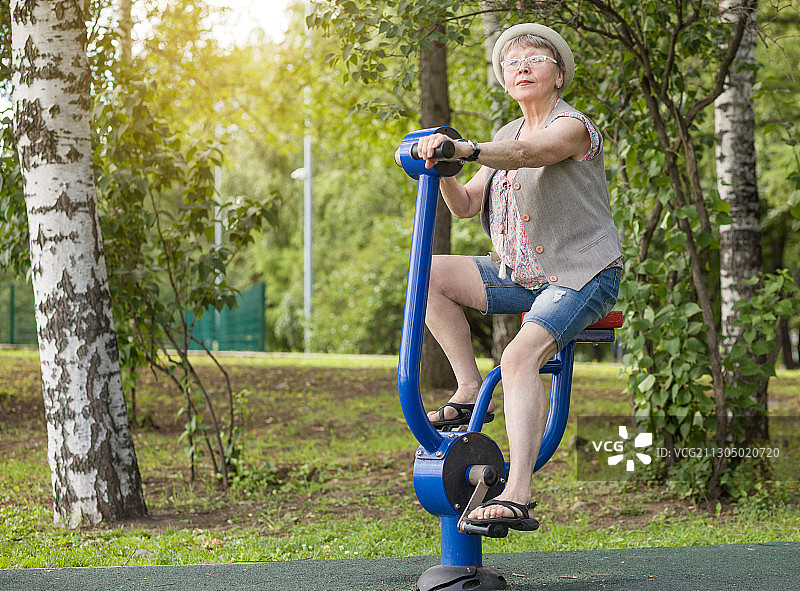 一位快乐的老人在公园里过着积极的生活方式图片素材