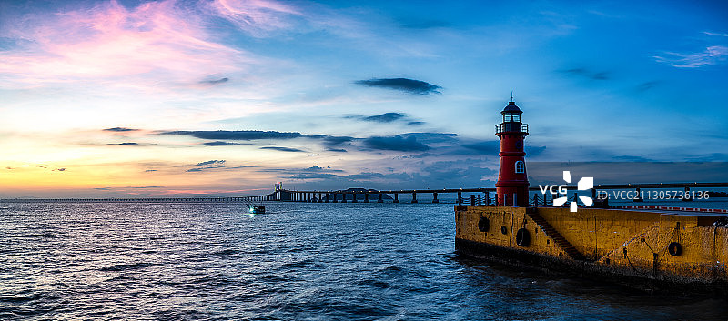 汕头南澳岛的灯塔与海岸线日出晨曦图片素材