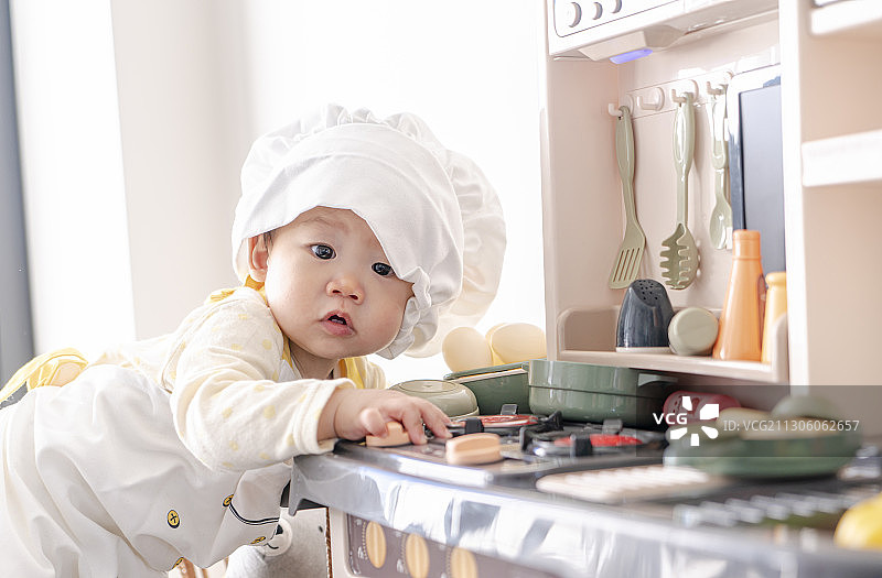 有表现欲的婴儿小厨师可爱神态图片素材