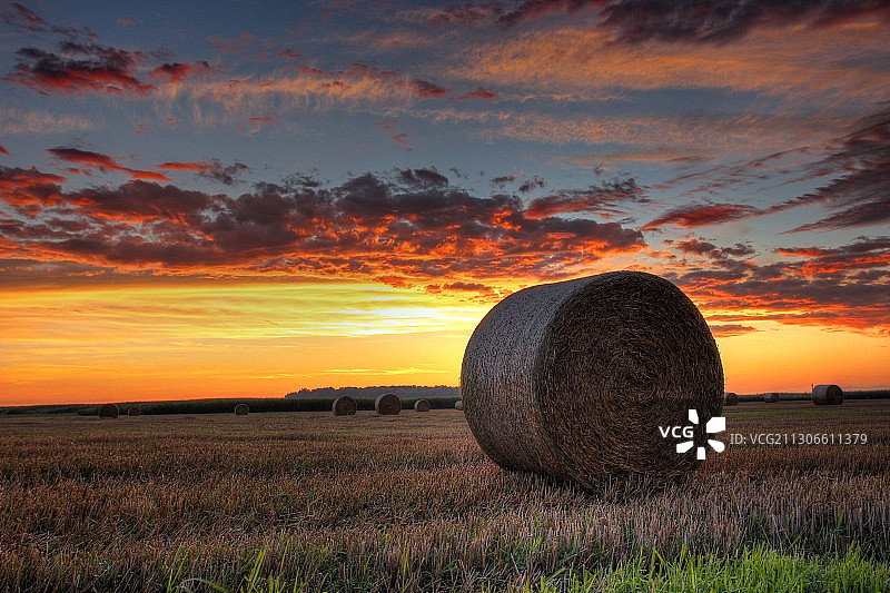 日落时田野上干草捆的风景图片素材