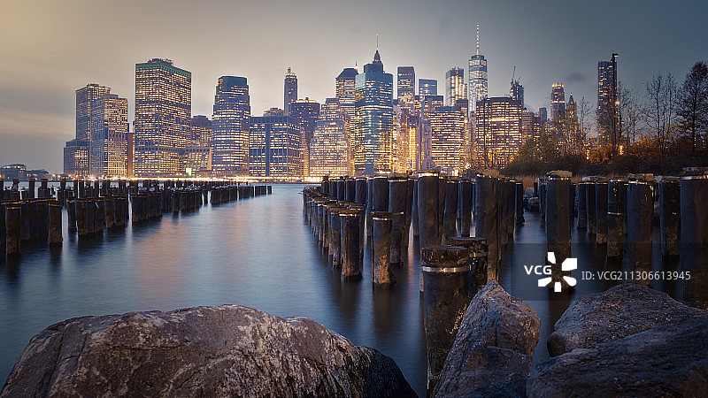 河流和建筑物对天空的全景，曼哈顿，纽约，美国，美国图片素材